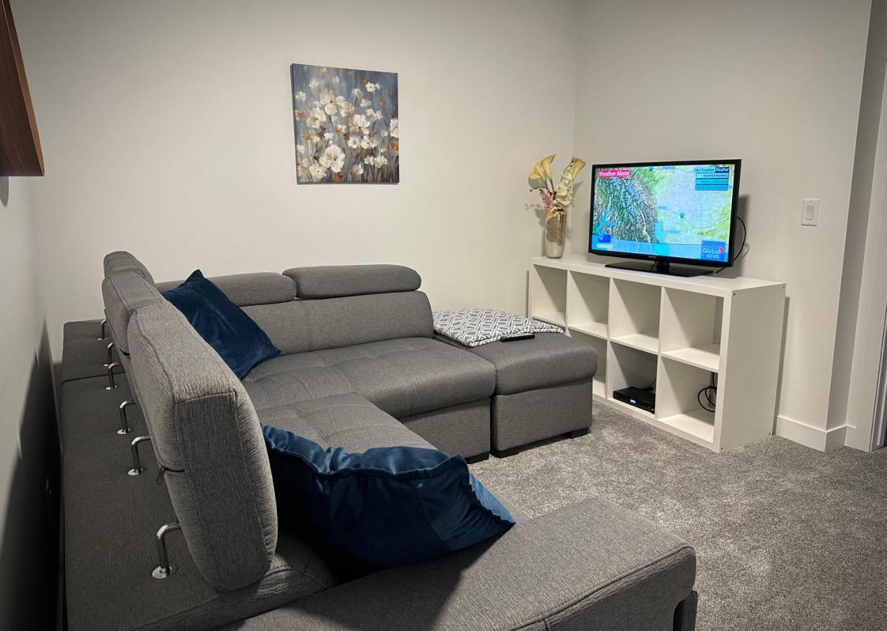Entire4Bedroomhomekingparkingkitchenwasherdryerfastwifi カルガリー エクステリア 写真